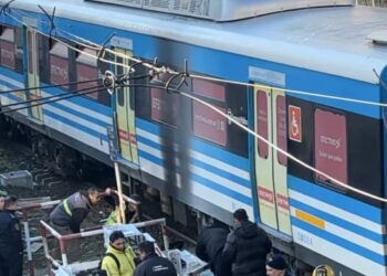 Choque entre una moto y un tren del Sarmiento provocó demoras e incendio en Morón.