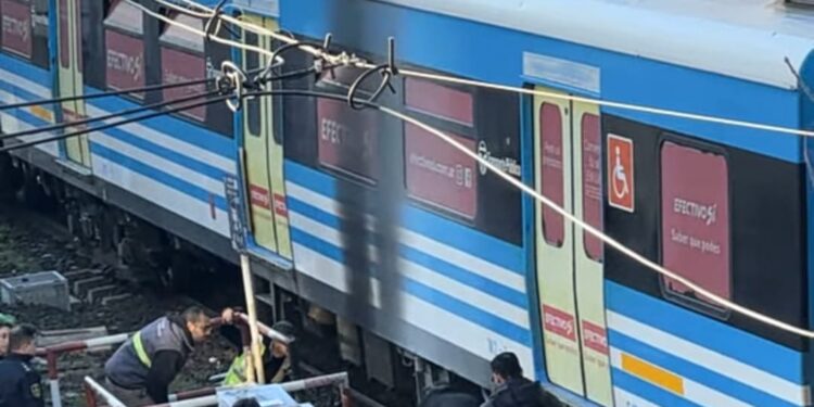 Choque entre una moto y un tren del Sarmiento provocó demoras e incendio en Morón.