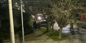 Hallan a una persona fallecida dentro de un auto en San Miguel.