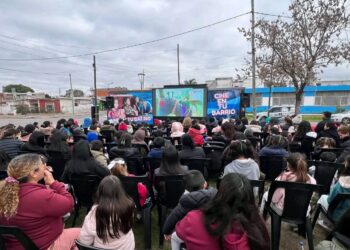 Bella Vista : Cine en tu Barrio» llegó a Barrio Obligado y reunió a las familias en una tarde de entretenimiento.