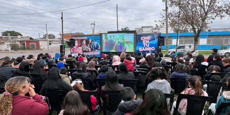 Bella Vista : Cine en tu Barrio» llegó a Barrio Obligado y reunió a las familias en una tarde de entretenimiento.