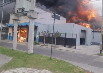 Voraz incendio en una colchonería de El Talar: trabajan varias dotaciones de Bomberos.
