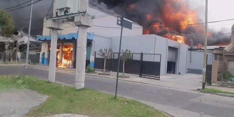 Voraz incendio en una colchonería de El Talar: trabajan varias dotaciones de Bomberos.