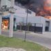 Voraz incendio en una colchonería de El Talar: trabajan varias dotaciones de Bomberos.