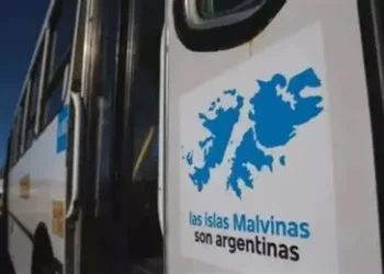 Denuncian el retiro de la leyenda «Las Islas Malvinas son argentinas» en el Transporte Publico y crece la polémica y debate .