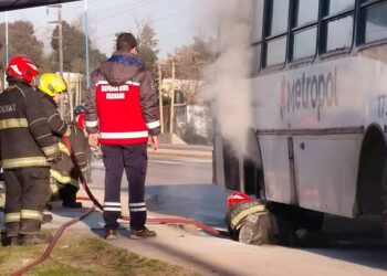 Un colectivo de la Línea 276 se incendió en Matheu y los pasajeros fueron evacuados.