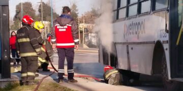 Un colectivo de la Línea 276 se incendió en Matheu y los pasajeros fueron evacuados.