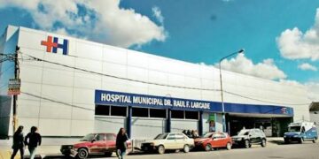 Tres delincuentes fueron detenidos tras una persecución y vuelco en San Miguel.