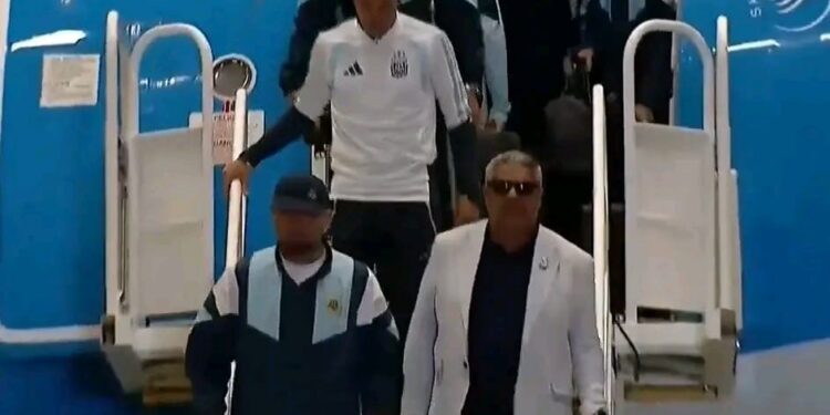 La Selección Argentina ya está en Ezeiza: una multitud recibió al plantel tras su regreso al país