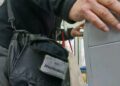 Ayudemos a un abuelo que vende en los trenes para llegar a fin de mes
