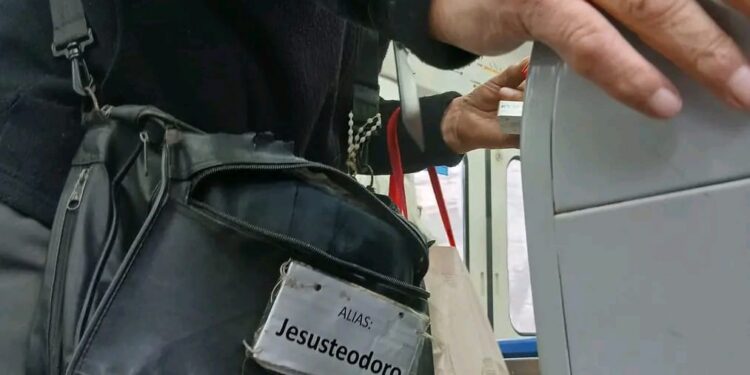 Ayudemos a un abuelo que vende en los trenes para llegar a fin de mes
