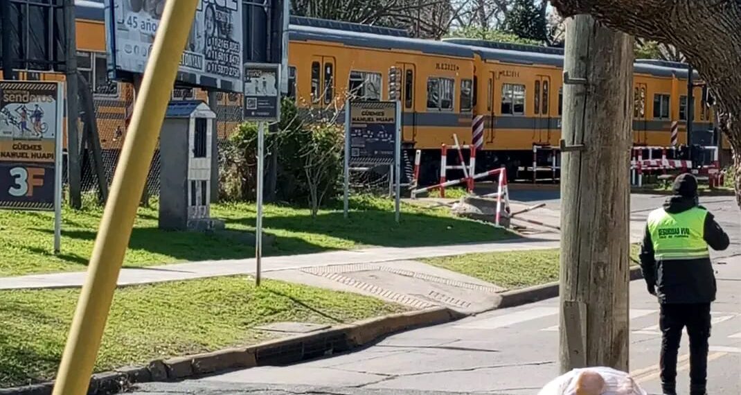 Villa Bosch :Otro choque en el tren Urquiza un automovilista intentó cruzar con las barreras bajas