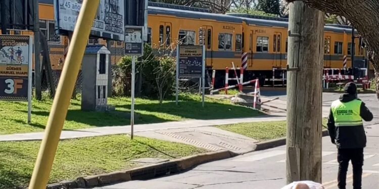 Villa Bosch :Otro choque en el tren Urquiza un automovilista intentó cruzar con las barreras bajas