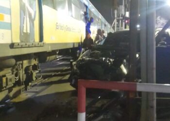 El Tren Sarmiento embistió a un auto en un paso a nivel de Ramos Mejía