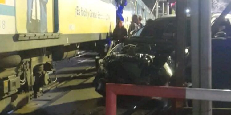 El Tren Sarmiento embistió a un auto en un paso a nivel de Ramos Mejía