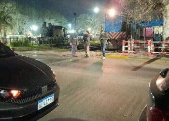Dejó el auto sobre las vías y frenó el paso de un tren en Escobar: volvió con una bolsa de comida y dijo que las balizas la habilitaban