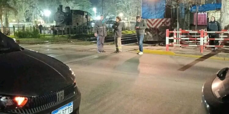 Dejó el auto sobre las vías y frenó el paso de un tren en Escobar: volvió con una bolsa de comida y dijo que las balizas la habilitaban