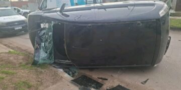 Grand Bourg: un auto quedó enganchado a un cable suelto, frenó de golpe y terminó volcando