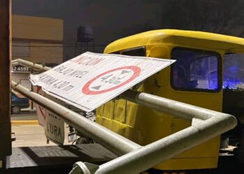 Escobar : Camión derribo cartel y causo demoras en el transito