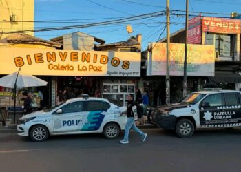 Robo a una joyería en pleno centro de José C. Paz: dos delincuentes armados escaparon en una moto