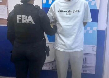 El cantante fue interceptado por la Policía Bonaerense mientras circulaba en una camioneta sin patentes. Durante el procedimiento encontraron un arma y 12 municiones. La causa quedó en manos de la UFI de Benavídez.