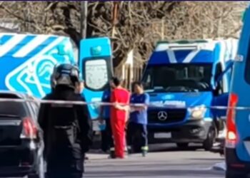 Tragedia en San Miguel: un joven murió tras chocar con su moto contra un automóvil