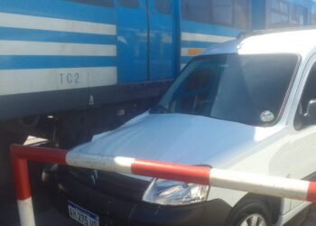 Una formación del Sarmiento embistió a una camioneta en Ciudadela y hubo demoras en el servicio