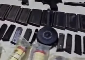 La Policía Federal realizó 42 allanamientos en el marco de una investigación por narcotráfico. En la vivienda del sospechoso secuestraron un importante arsenal y cerca de $100 millones en efectivo. Los investigadores sospechan que alquilaba armas y uniformes.