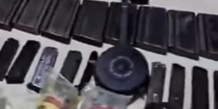 La Policía Federal realizó 42 allanamientos en el marco de una investigación por narcotráfico. En la vivienda del sospechoso secuestraron un importante arsenal y cerca de $100 millones en efectivo. Los investigadores sospechan que alquilaba armas y uniformes.