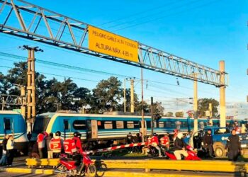 Tragedia en City Bell: un repartidor de 19 años murió tras ser arrollado por el Tren Roca