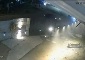 Se despistó, chocó contra una iglesia y escapó: lo identificaron por la patente