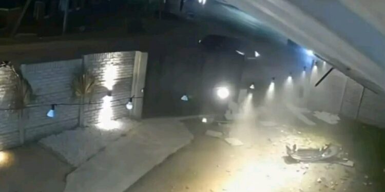 Se despistó, chocó contra una iglesia y escapó: lo identificaron por la patente