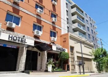 Investigan la muerte de un hombre hallado sin vida en una habitación de hotel en Haedo
