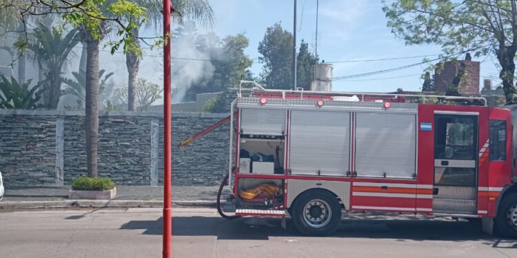 Incendio en una vivienda de Hurlingham movilizó a Bomberos y la Policía