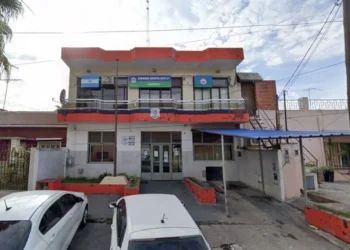 Un adolescente murió tras recibir varios disparos y fue hallado junto a un auto robado