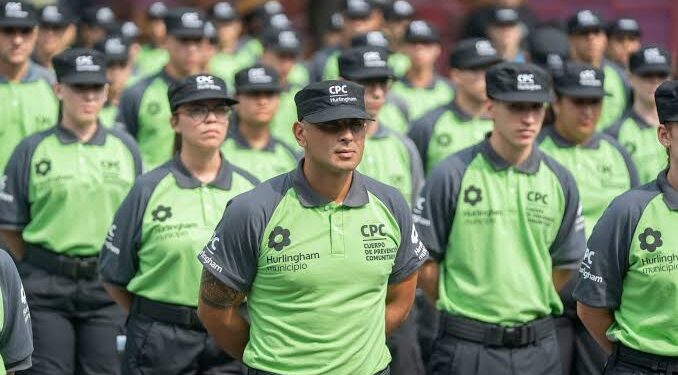 El CPC de Hurlingham suma nuevos agentes equipados con armas Byrna y bastones tonfa.