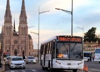 La Línea 136 podría llegar a Plaza Once y sumar servicios expresos hacia Moreno, Merlo y Marcos Paz