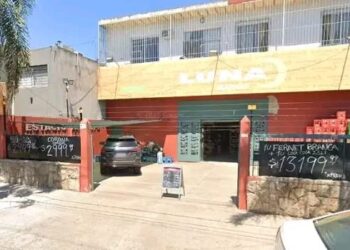 El robo ocurrió en el comercio “Luna”, ubicado en Cuyo al 600, donde los asaltantes sorprendieron a propietarios, empleados y clientes que se encontraban dentro del establecimiento.