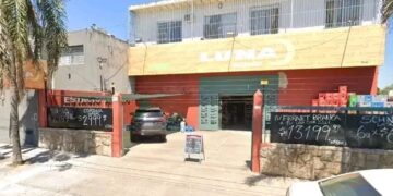 El robo ocurrió en el comercio “Luna”, ubicado en Cuyo al 600, donde los asaltantes sorprendieron a propietarios, empleados y clientes que se encontraban dentro del establecimiento.