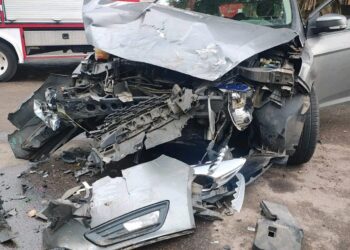 BURZACOCHOQUE DE DOS VEHÍCULOS:El nuevo siniestro, se produjo entre dos autos en el cruce de las calles Hugo Del Carril y Enrique de Rosas en el Barrio Corimayo. Cómo resultado del impacto, dos ocupantes de uno de los vehículos, sufrieron lesiones.En tanto, según testigos, quienes se desplazaban en el otro rodado decidieron abandonar el lugar.Trabajaron en tareas de asistencia y auxilio, Bomberos Almirante Brown, personal de ambulancias municipal y policial.(PRENSA BOMBEROS)