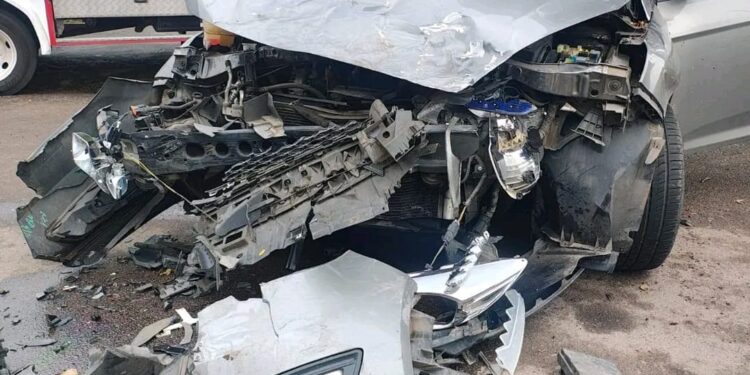 BURZACOCHOQUE DE DOS VEHÍCULOS:El nuevo siniestro, se produjo entre dos autos en el cruce de las calles Hugo Del Carril y Enrique de Rosas en el Barrio Corimayo. Cómo resultado del impacto, dos ocupantes de uno de los vehículos, sufrieron lesiones.En tanto, según testigos, quienes se desplazaban en el otro rodado decidieron abandonar el lugar.Trabajaron en tareas de asistencia y auxilio, Bomberos Almirante Brown, personal de ambulancias municipal y policial.(PRENSA BOMBEROS)