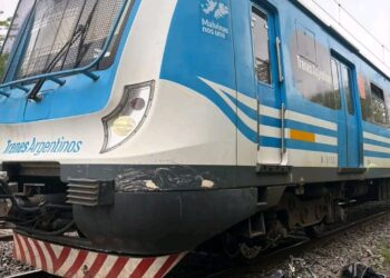 RAFAEL CALZADA ACCIDENTE FERROVIARIO: Un motociclista que intentaba cruzar las vías en el paso a nivel de la Avenida San Martín, fue embestido por una formación férrea de la línea Roca.Como consecuencia, el hombre sufrió lesiones de consideración y fue trasladado de manera urgente a un hospital de la zona.Trabajaron en las tareas de auxilio y trasladado, personal de ambulancias municipal, policial y de Bomberos Almirante Brown.(PRENSA BOMBEROS)