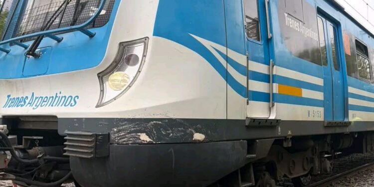 RAFAEL CALZADA ACCIDENTE FERROVIARIO: Un motociclista que intentaba cruzar las vías en el paso a nivel de la Avenida San Martín, fue embestido por una formación férrea de la línea Roca.Como consecuencia, el hombre sufrió lesiones de consideración y fue trasladado de manera urgente a un hospital de la zona.Trabajaron en las tareas de auxilio y trasladado, personal de ambulancias municipal, policial y de Bomberos Almirante Brown.(PRENSA BOMBEROS)