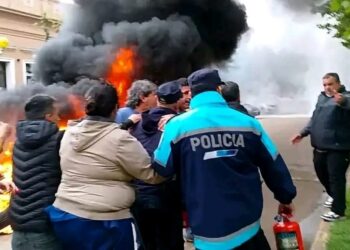Tensión en San Pedro: trabajadores municipales protestaron frente al Palacio Municipal por descuentos salariales