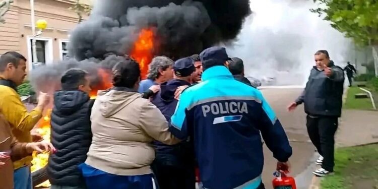 Tensión en San Pedro: trabajadores municipales protestaron frente al Palacio Municipal por descuentos salariales