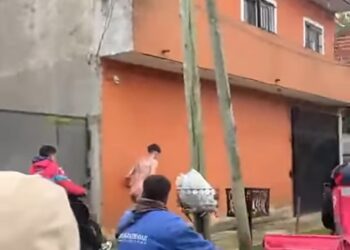 Quilmes: repartidores de PedidosYa desnudaron a un presunto ladrón tras descubrir la venta de una moto robada