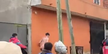 Quilmes: repartidores de PedidosYa desnudaron a un presunto ladrón tras descubrir la venta de una moto robada