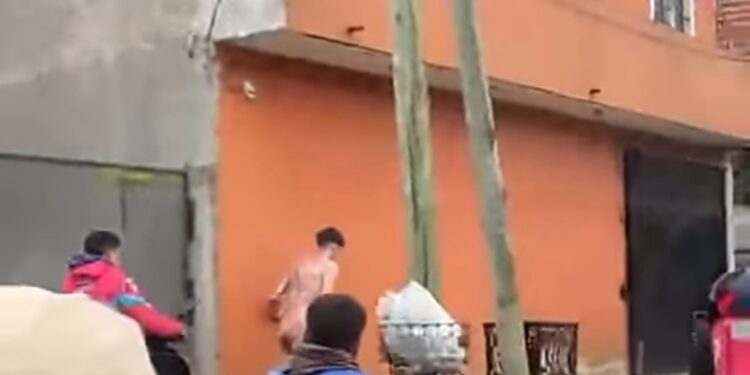 Quilmes: repartidores de PedidosYa desnudaron a un presunto ladrón tras descubrir la venta de una moto robada