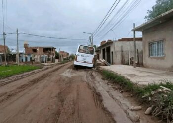 Moreno: un colectivo de la línea 365 quedó atascado en el barro en Cuartel V