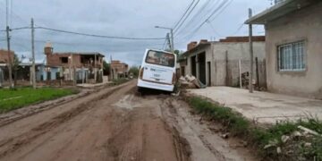 Moreno: un colectivo de la línea 365 quedó atascado en el barro en Cuartel V